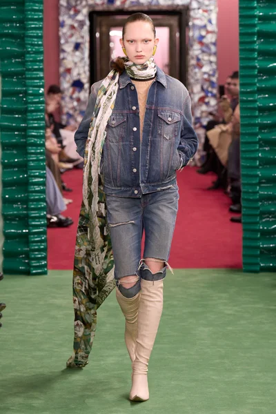 Look 15